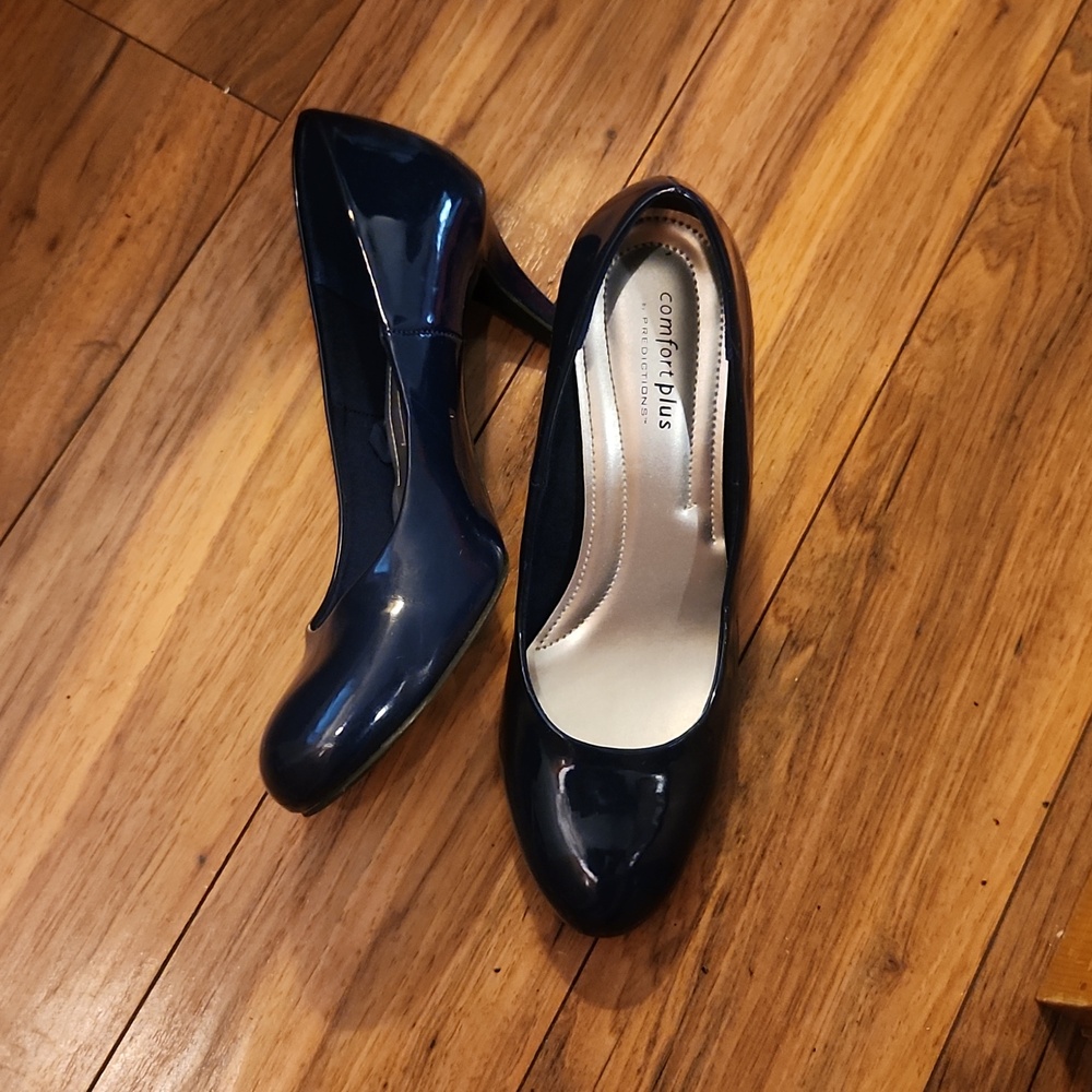 Navy size 8 round toe heal